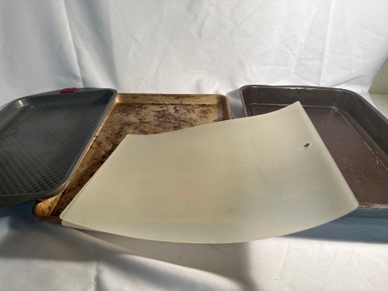 3 Baking Pans / 2 Baking Sheets
