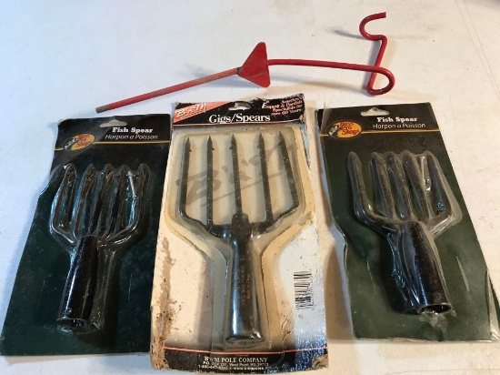 3 New Fish Spears 1 Rod Holder2 Paddles