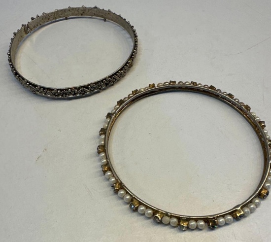 2 Bracelets