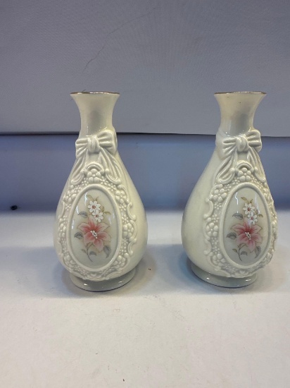 Vintage Set of 2 Cameo Ribbon Vases