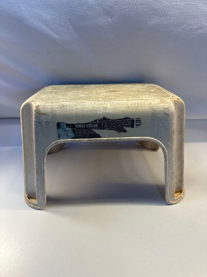 Rubbermaid Plastic Step Stool
