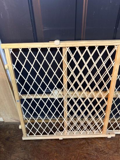 Wooden Position and Lock Adjustable Baby Gate