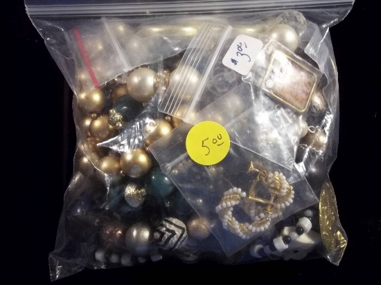 Over 2 Pounds Of High End Costume Jewelry Over 100$ Retail Value