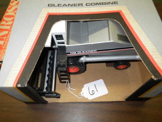 N6 GLEANER COMBINE 1/24 SCALE