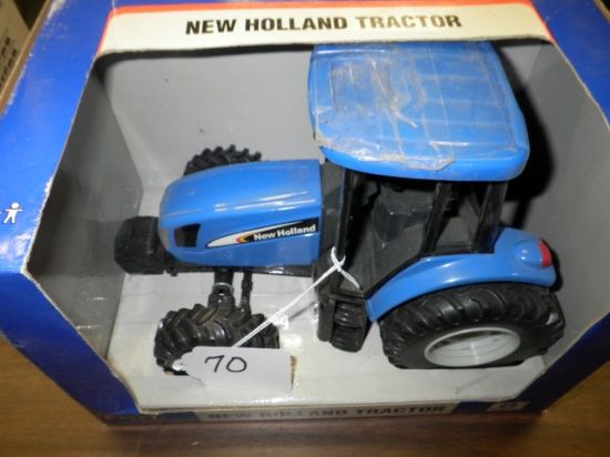 NEW HOLLAND TRACTOR W/CAB 1/32 SCALE