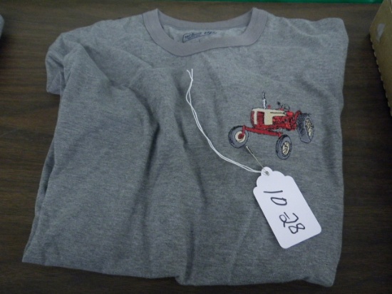 ADULT TEE SHIRT SIZE L WITH CASE TRACTOR