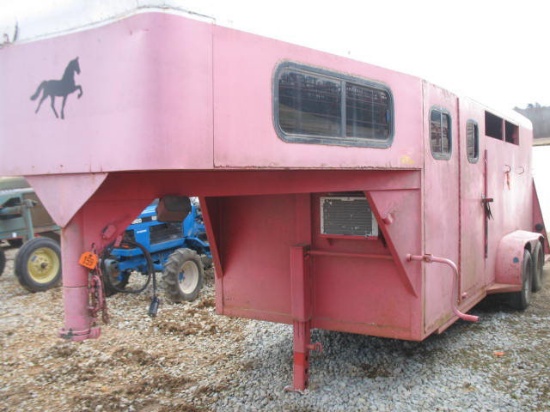 Gooseneck horse trailer