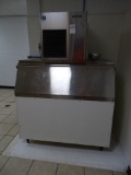 HOSHIZAKI ICE MAKER W/BIN