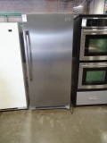FRIGIDAIRE PROFESSIONAL REFRIGERATOR W/S/S DOOR MD: FPRH19D7LF1