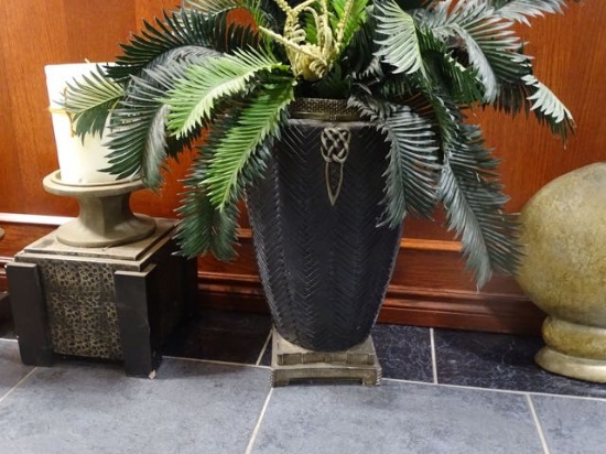 PLANTER W/GREENERY