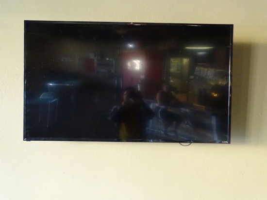 VIZIO TV 55” W/BRACKET