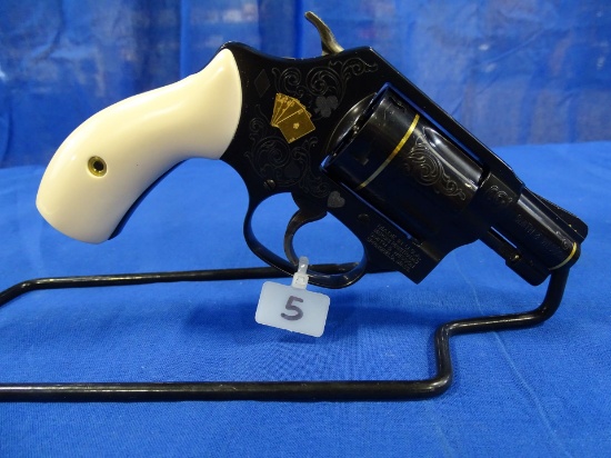 SMITH & WESSON .38 SPL REVOLVER 6 SHOT S/N# TEX0763, TEXAS HOLDâ€™EM GIFT SET