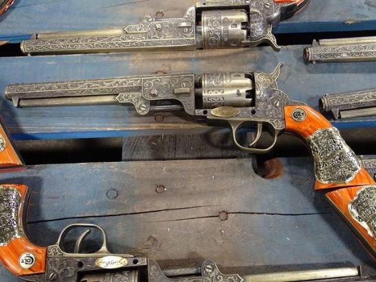 THE US .36 REPLICA REVOLVER W/STAND (X25)