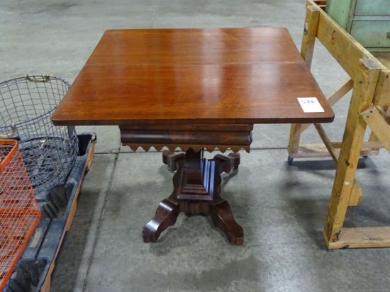 TABLE ON CASTERS