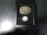OU 1985 NATIONAL CHAMPS BELT BUCKLE & 2000 NATIONAL CHAMPS COIN IN A CASE