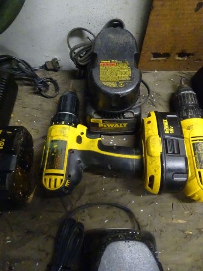 DEWATL DRILL 18V W/CHARGER & 2 BATTERIES