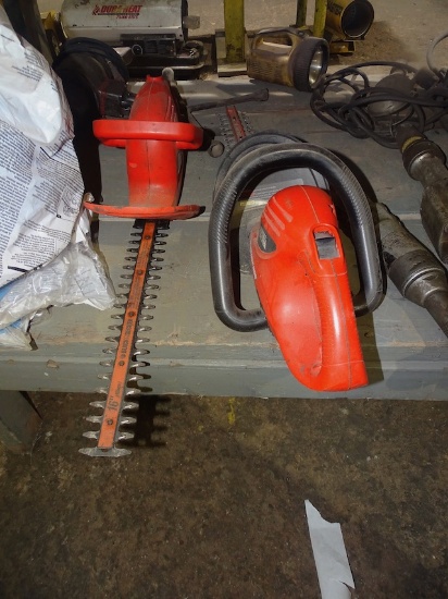 B & D HEDGE TRIMMERS (X2)