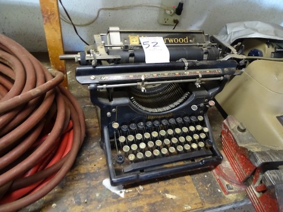 ANTIQUE UNDERWOOD TYPEWRITER
