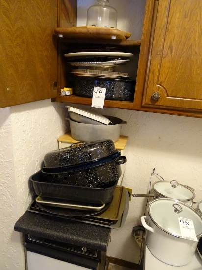 COOKIE SHEET, ROAST PANS, MONITOR & BREAD BOX X1