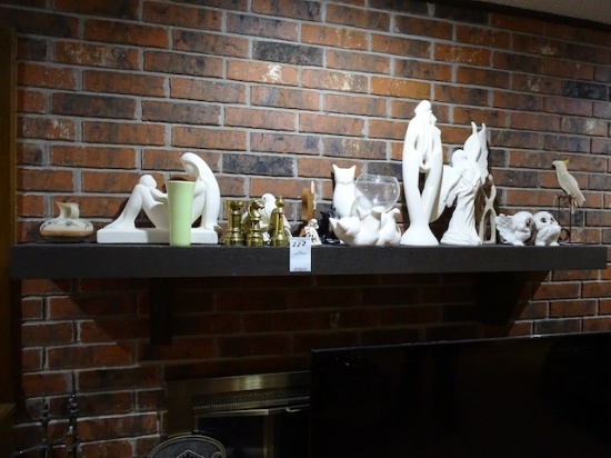 FIGURINES ON MANTEL X1