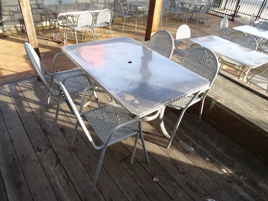 METAL PATIO TABLE W/4 CHAIRS