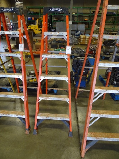 WERNER 6' STEP LADDER FIBERGLASS SIDE RAILS LADDER