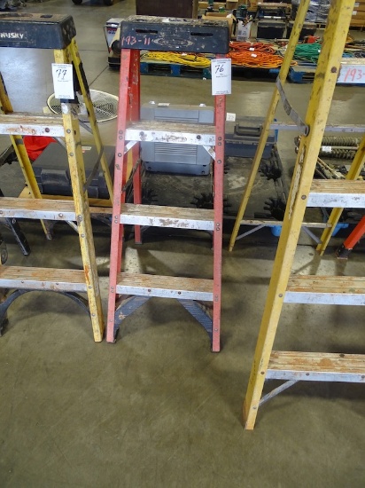 WERNER 4' STEP LADDER FIBERGLASS SIDE RAILS LADDER