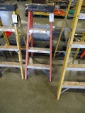 WERNER 4' STEP LADDER FIBERGLASS SIDE RAILS LADDER