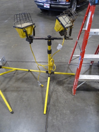 WORK LIGHT ON TRI-POD STAND