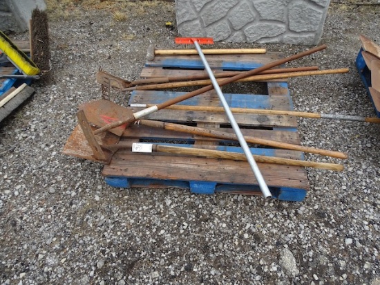 FLAT & SPADE SHOVEL, RAKES, SCRAPPER & SLEDGE HAMMER (X8)