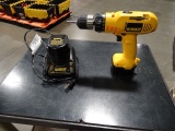 DEWALT 12V ADJUSTABLE CLUTCH VSR DIRLL W/2-BATTERIES & 1-CHARGER