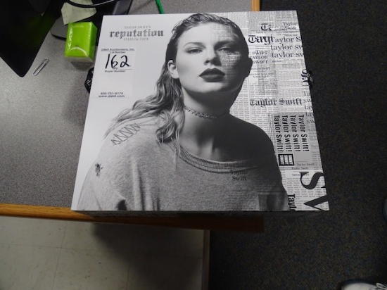 TAYLOR SWIFT MEMORABILIA OFFICE 11C