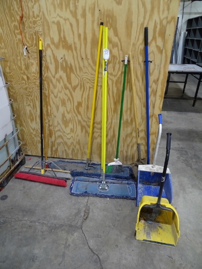PUSH BROOMS, DUST MOPS & DUST PANS X1