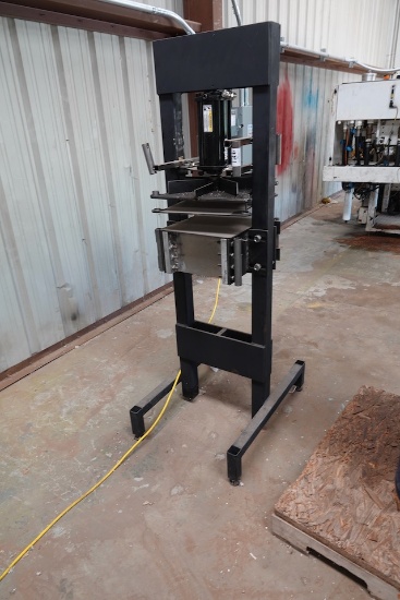 LARGE HYDRAULIC PRESS