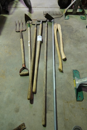 YARD TOOLS & HANDLES (X8)