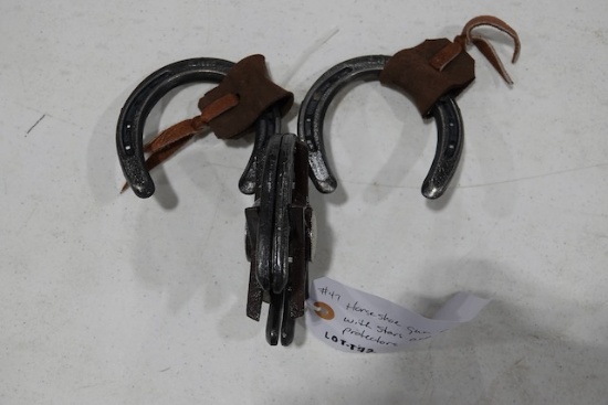 HORSESHOE GUN RACK W/STARS & LEATHER PROTECTOR