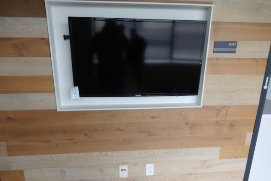 SAMSUNG FLAT SCREEN TV W/REMOTE