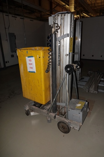 GENIE MAN LIFT W/OUTRIGGERS