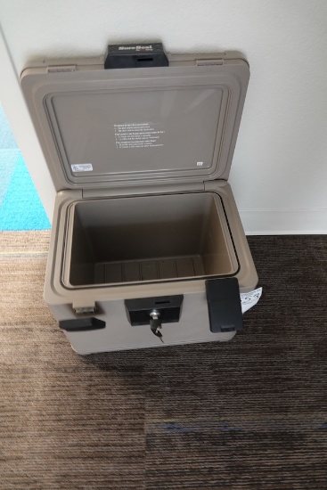 LOCKING FIRE SAFE W/KEYS