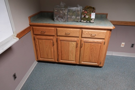 OAK CABINET W/DÉCOR & CLOCK X1