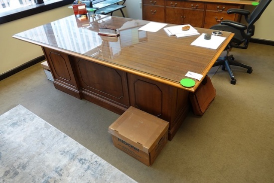 OFFICE DESK W/CREDENZA X1