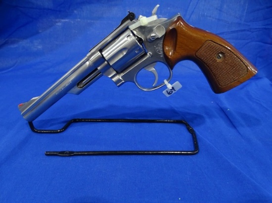SMITH & WESSON .357 MAGNUM REVOLVER 6 SHOT MOD: 66-2 S/N: 6889X