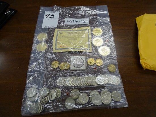 10 US ONE DOLLAR COINS, 5 GOLD TONE COINS, 60 US HALF DOLLAR COINS