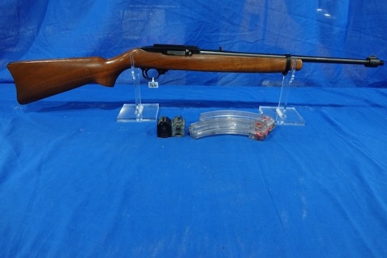 RUGER 22 LR SEMI-AUTO RIFLE MOD: 10/22 S/N: 110-92067 W/EXTRA MAGS