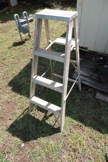 ALUMINUM STEP LADDER