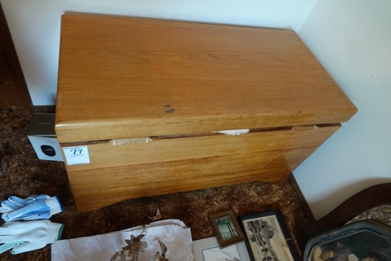 QUILT BOX W/CONTENTS