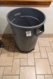 BRUTE TRASH CAN W/CASTERS