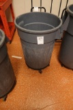 BRUTE TRASH CAN W/CASTERS