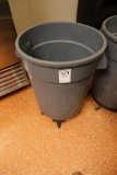 BRUTE TRASH CAN W/CASTERS