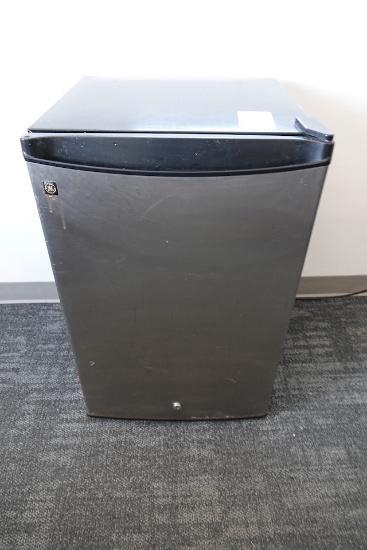 GE MINI FRIDGE